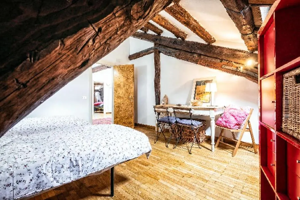 Loft Overlooking The Old Town . Feltre Apartman